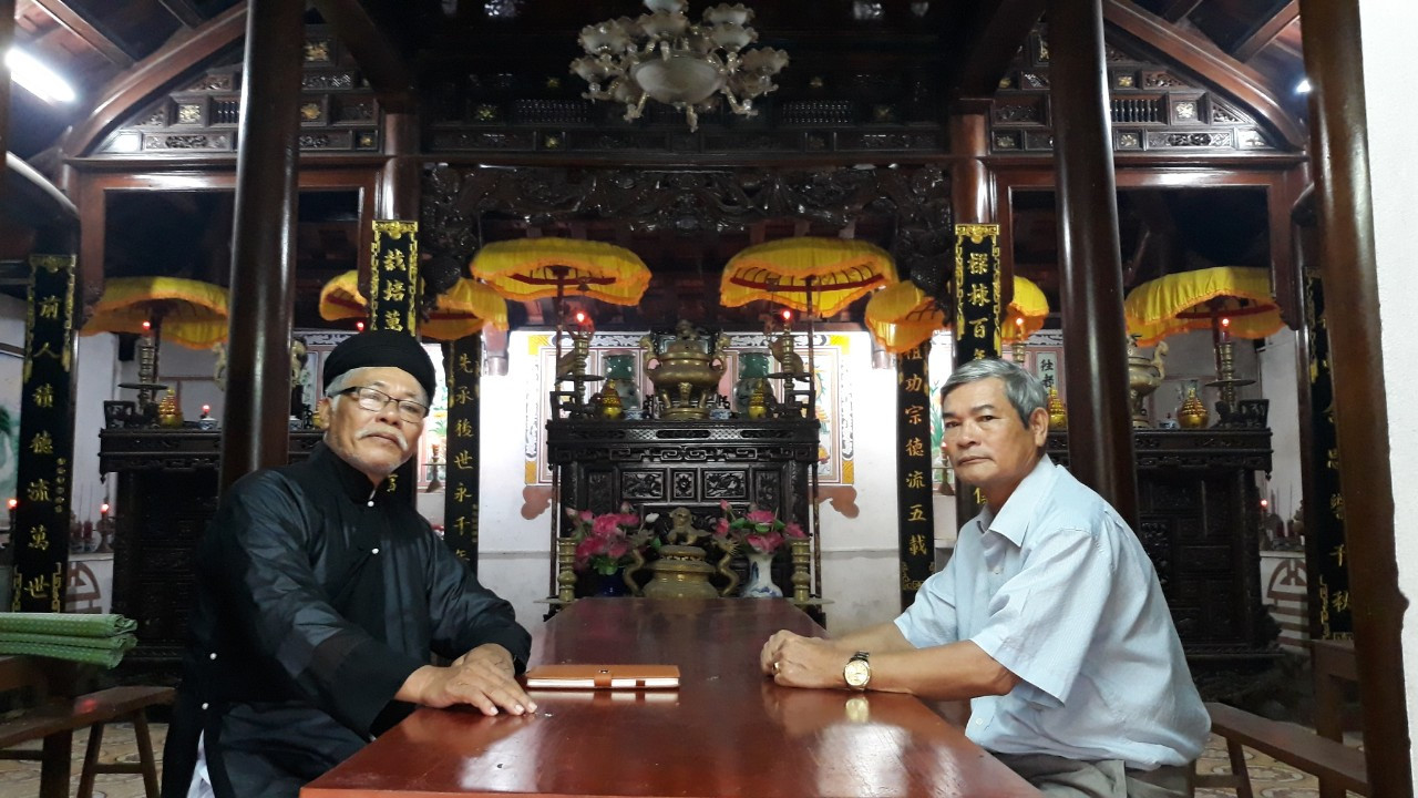 &Ocirc;ng L&ecirc; B&aacute; Phục (b&ecirc;n tr&aacute;i) v&agrave; &ocirc;ng L&ecirc; B&aacute; Minh (b&ecirc;n phải) đang trao đổi về c&ocirc;ng t&aacute;c khuyến học, khuyến t&agrave;i tại nh&agrave; thờ họ L&ecirc; B&aacute; - Ảnh: L.H